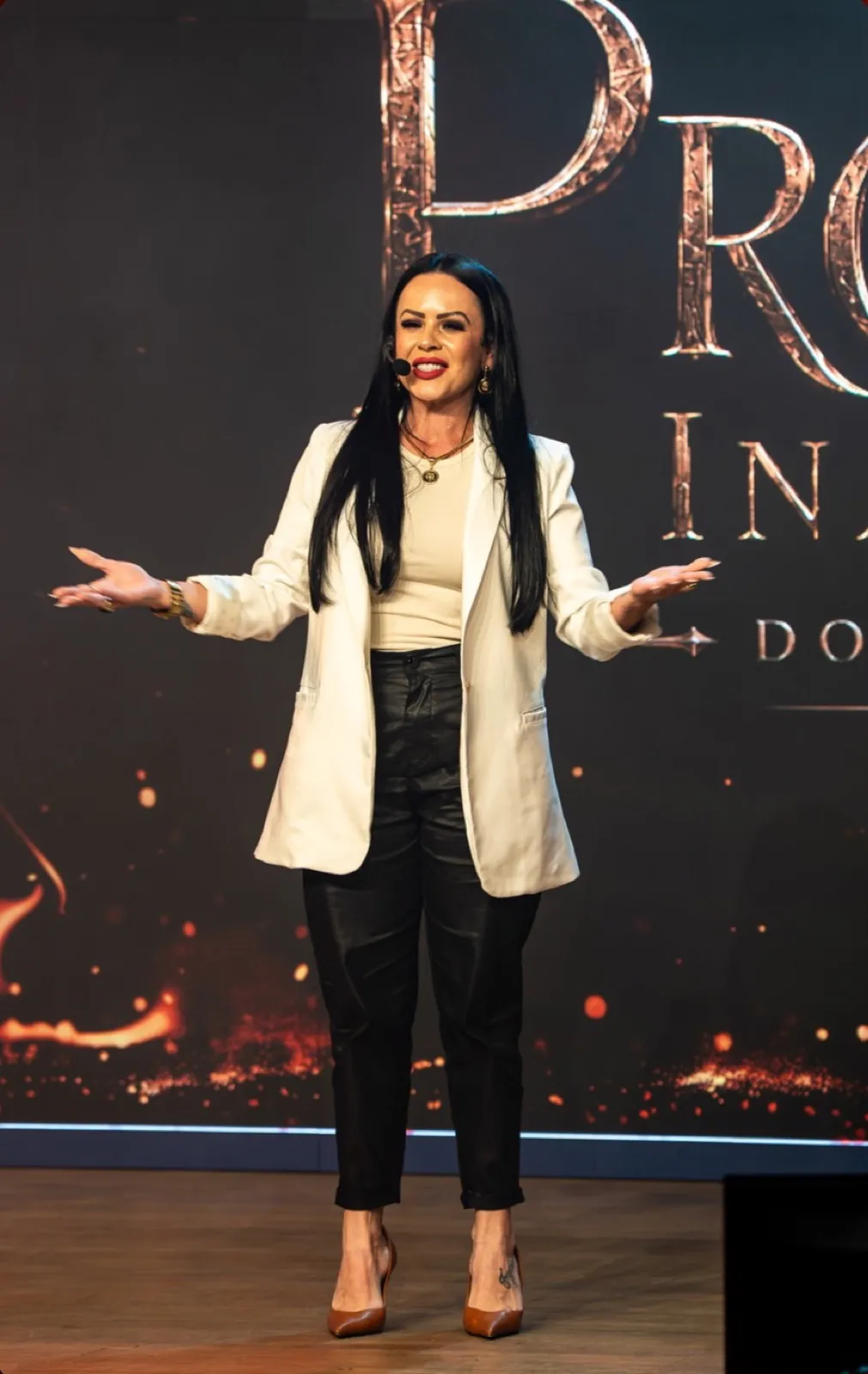 Alessandra Santos palestrando no palco do Propósito Inabalável